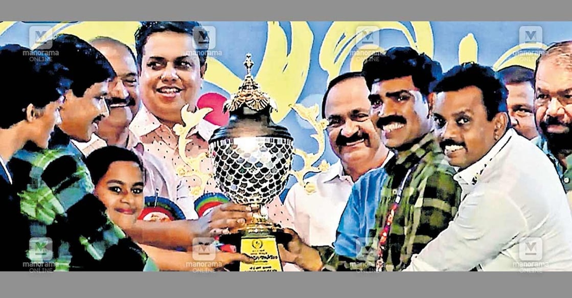 paripally-kalolsavam സംസ്ഥാന സ്കൂൾ കലോത്സവത്തിലെ സംസ്കൃതോത്സവത്തിൽ ഏറ്റവും കൂടുതൽ പോയിന്റ് നേടിയ പാരിപ്പള്ളി എഎസ്എച്ച്എസ്എസിന് നടൻ ടൊവിനോ തോമസ് പുരസ്കാരം സമ്മാനിക്കുന്നു.