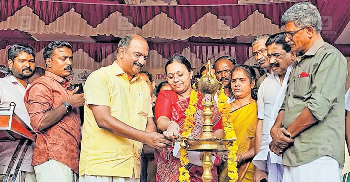 veena-george കൊട്ടാരക്കര ഗവ. ആയുർവേദ ആശുപത്രിയിൽ പുതിയ മന്ദിരത്തിന്റെ ശിലാസ്ഥാപനം ആരോഗ്യ മന്ത്രി വീണാ ജോർജ് നിർവഹിക്കുന്നു