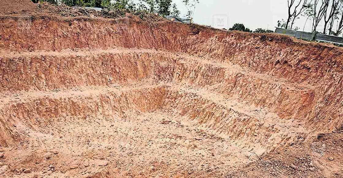 kollam-soil-mining-elamkulam കല്ലുവാതുക്കൽ പഞ്ചായത്തിലെ വിലവൂർകോണം ഇളംകുളം ഭാഗത്തെ കുന്നുകൾ ഇടിച്ചു മണ്ണ് എടുത്ത നിലയിൽ.
