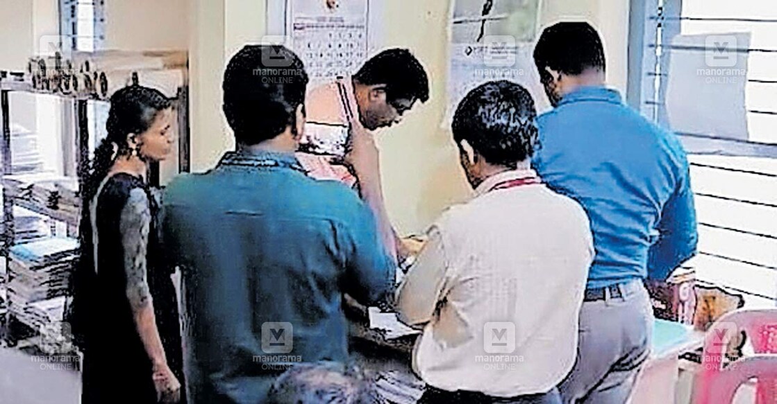 ചിതറ വില്ലേജ് ഓഫിസിൽ വിജിലൻസ് പരിശോധന നടത്തുന്നു