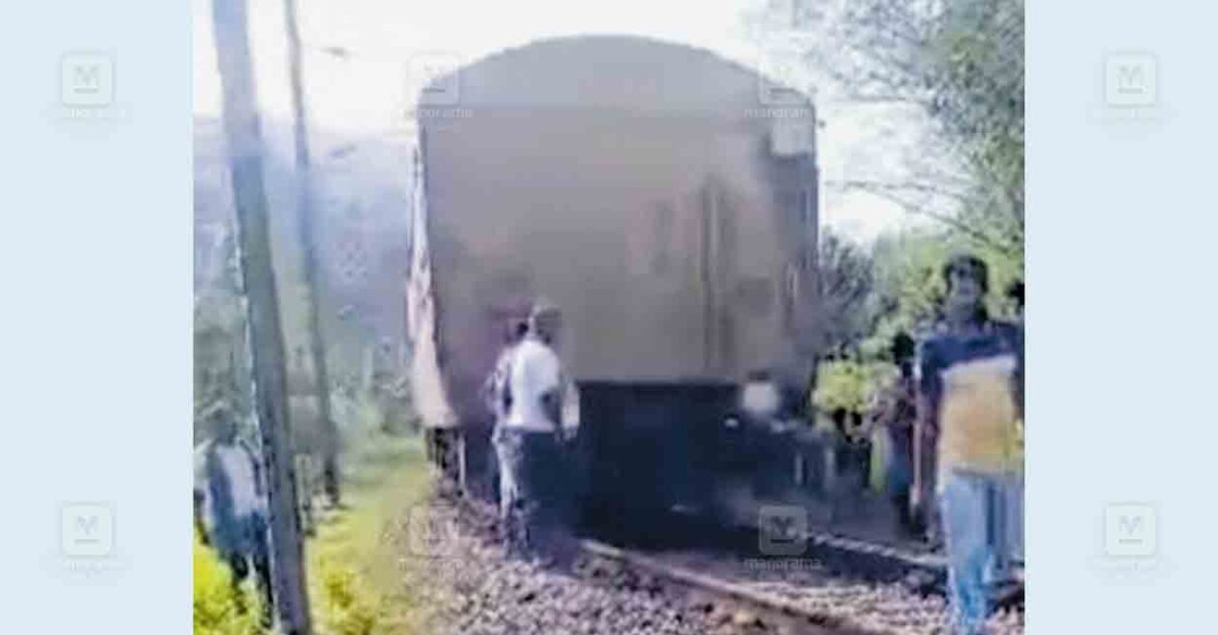 തെന്മല ആര്യങ്കാവ് റെയിൽവേ ലൈനിൽ ന്യൂ ആര്യങ്കാവ് റെയിൽവേ സ്റ്റേഷനു സമീപം  കോച്ച് വേർപെട്ട ട്രെയിൻ നിർത്തിയിട്ട നിലയിൽ
