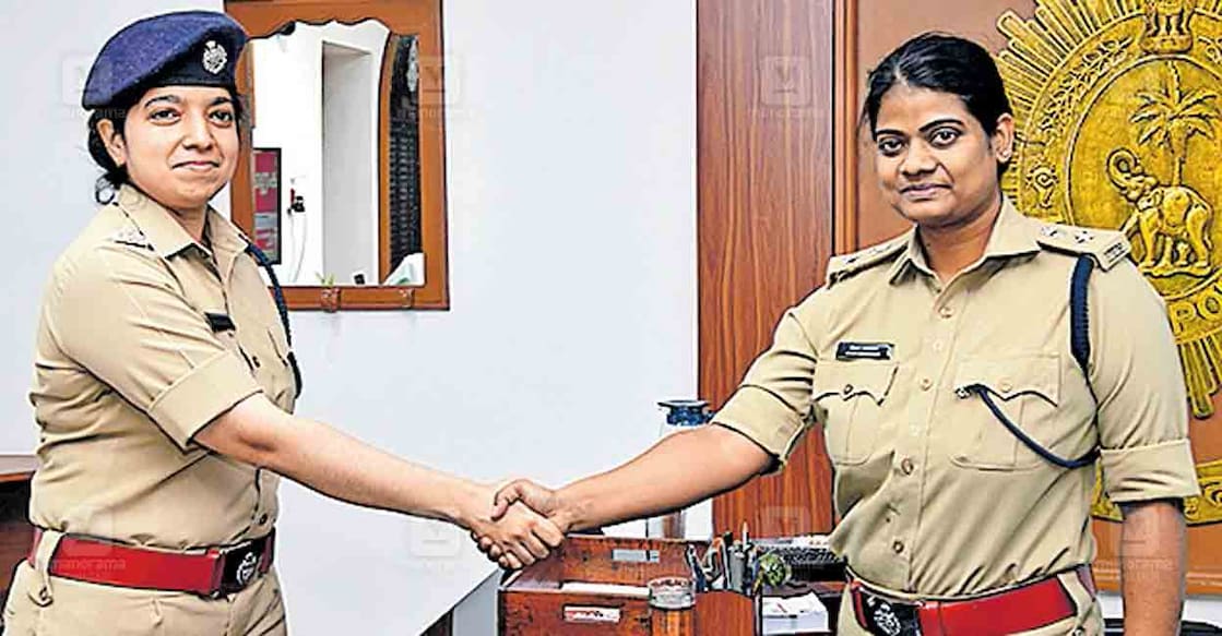city-commisioner കൊല്ലം സിറ്റി പൊലീസ് കമ്മിഷണറായി ചുമതലയേറ്റ കിരൺ നാരായണന് ഹസ്തദാനം കൊടുക്കുന്ന സിറ്റി പൊലീസ് മുൻ കമ്മിഷണർ ചൈത്ര തെരേസ ജോൺ.