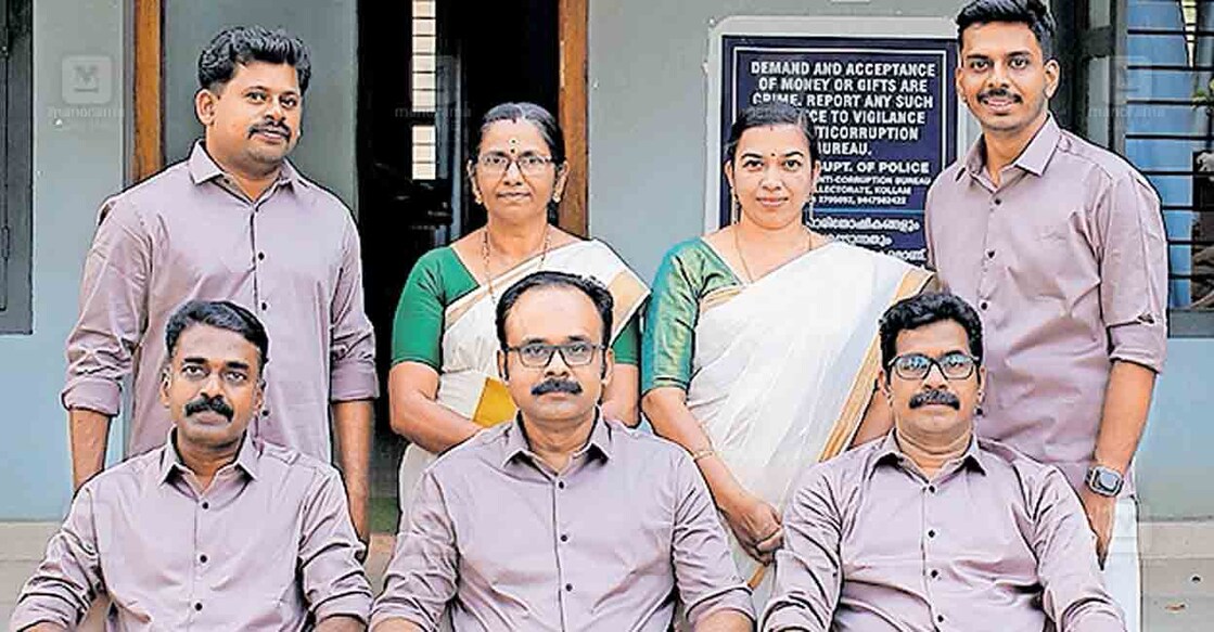 
റവന്യു വകുപ്പിന്റെ ജില്ലയിലെ മികച്ച വില്ലേജ് ഓഫിസിനുള്ള പുരസ്കാരം നേടിയ കൊട്ടാരക്കര വില്ലേജ് ഓഫിസ് ടീം.  
