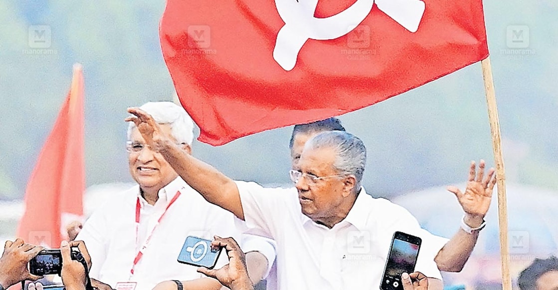 സിപിഎം സംസ്ഥാന സമ്മേളനത്തിനോടനുബന്ധിച്ച് കൊല്ലത്ത് നടന്ന പ്രകടനത്തിൽ മുൻ നിരയിൽ ദേശീയ കോ ഓർഡിനേറ്റർ പ്രകാശ് കാരാട്ടും, മുഖ്യമന്ത്രി പിണറായി വിജയനും.  
