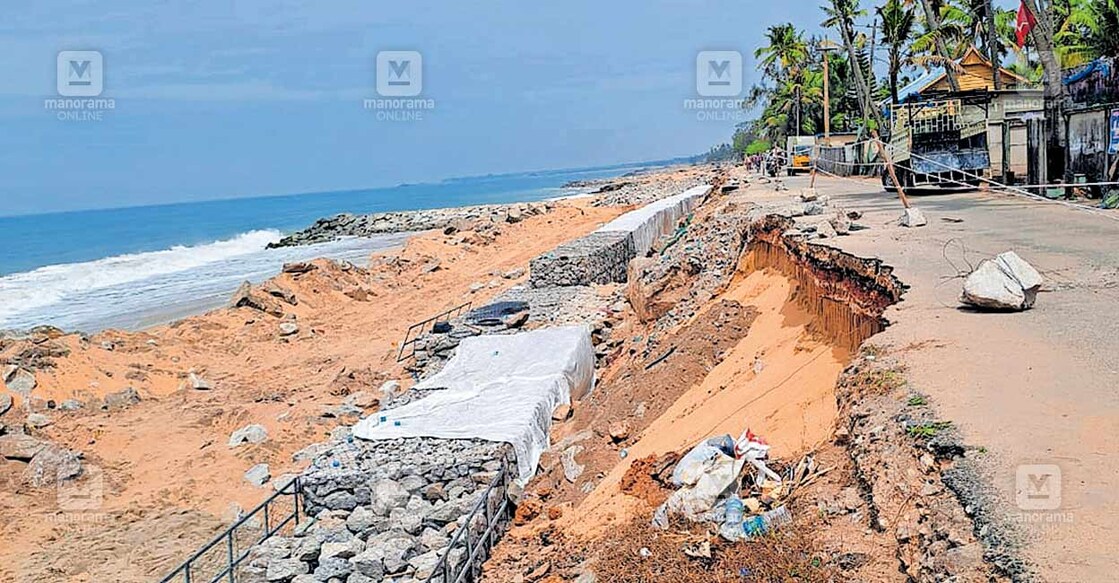 തീരദേശ റോഡ് ബലപ്പെടുത്തുന്ന നിർമാണ പ്രവർത്തനങ്ങൾ നടക്കുന്നതിനിടെ റോഡിന്റെ ഒരു വശം ഇടിഞ്ഞു താഴ്ന്നപ്പോൾ.  