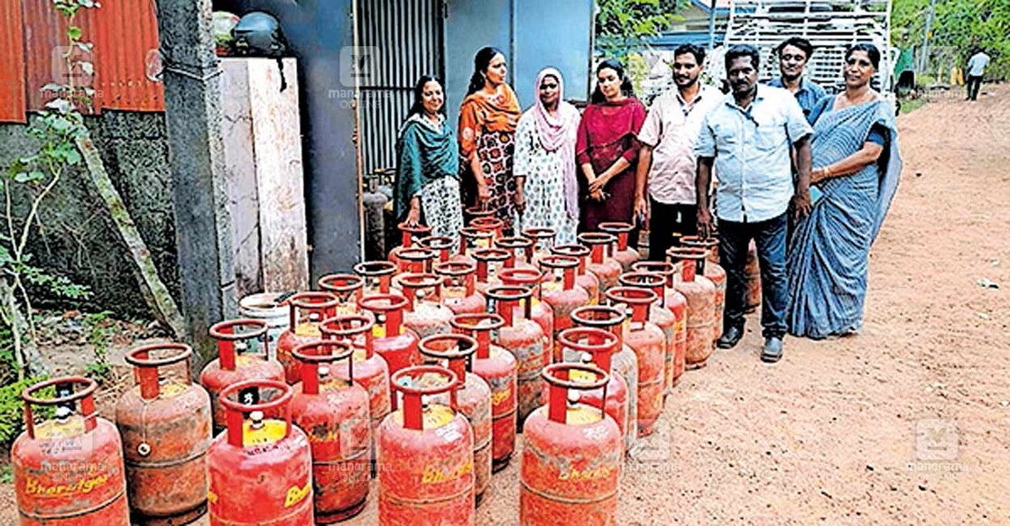 കൊട്ടിയം ഒറ്റപ്ലാമൂട്ടിൽ നിന്നും പിടികൂടിയ പാചകവാതക സിലിണ്ടറുകൾ  