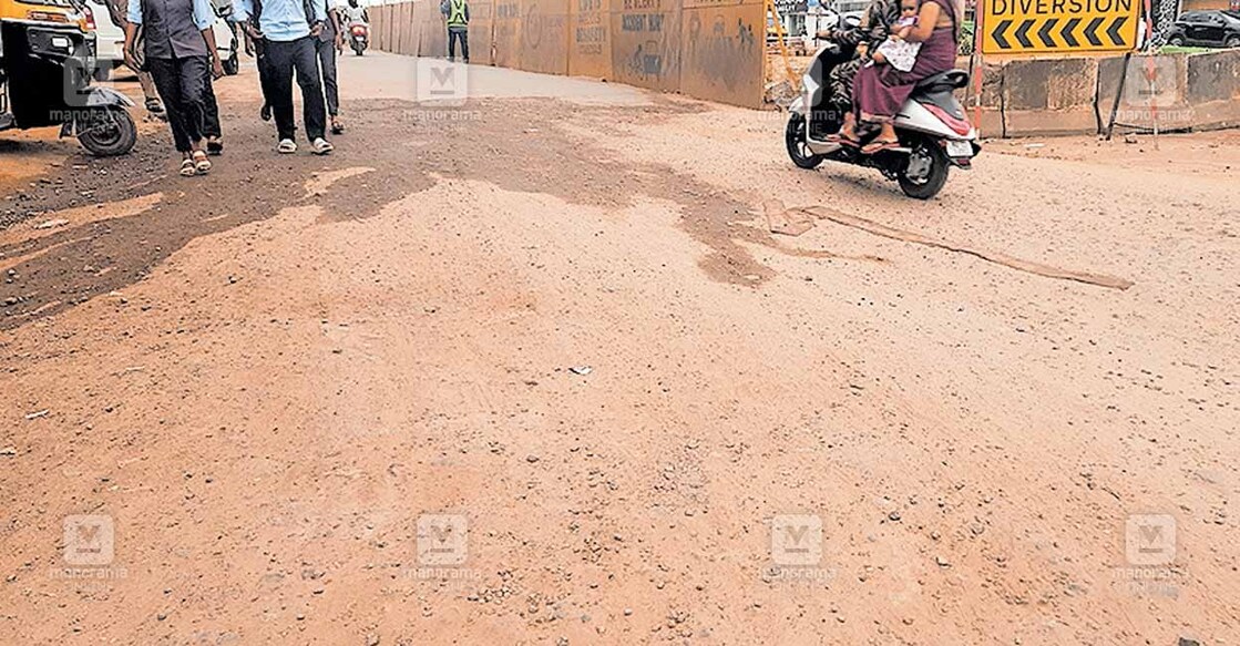 ദേശീയപാതയിൽ കരുനാഗപ്പള്ളി കെഎസ്ആർടിസി ബസ് സ്റ്റാൻഡിന്റെ തെക്കു സർവീസ് റോഡിന്റെ ഭാഗം ടാർ ചെയത് സഞ്ചാരയോഗ്യമാക്കാതെ മെറ്റൽ നിരത്തി കുണ്ടും കുഴിയുമാക്കി ഇട്ടിരിക്കുന്നു.  