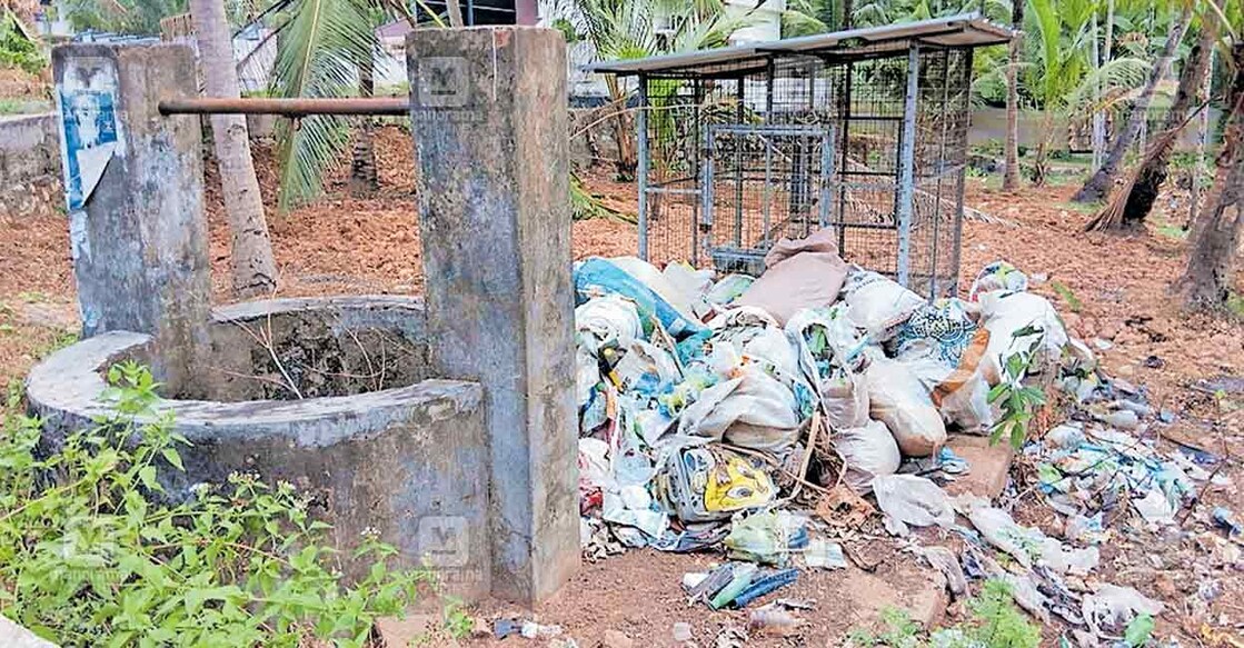 മൺറോത്തുരുത്ത് തുമ്പുമുഖം പള്ളിയുടെ സമീപത്തെ പൊതുകിണറിനു ചുറ്റും മാലിന്യം കൂട്ടിയിട്ടിരിക്കുന്നു.  
