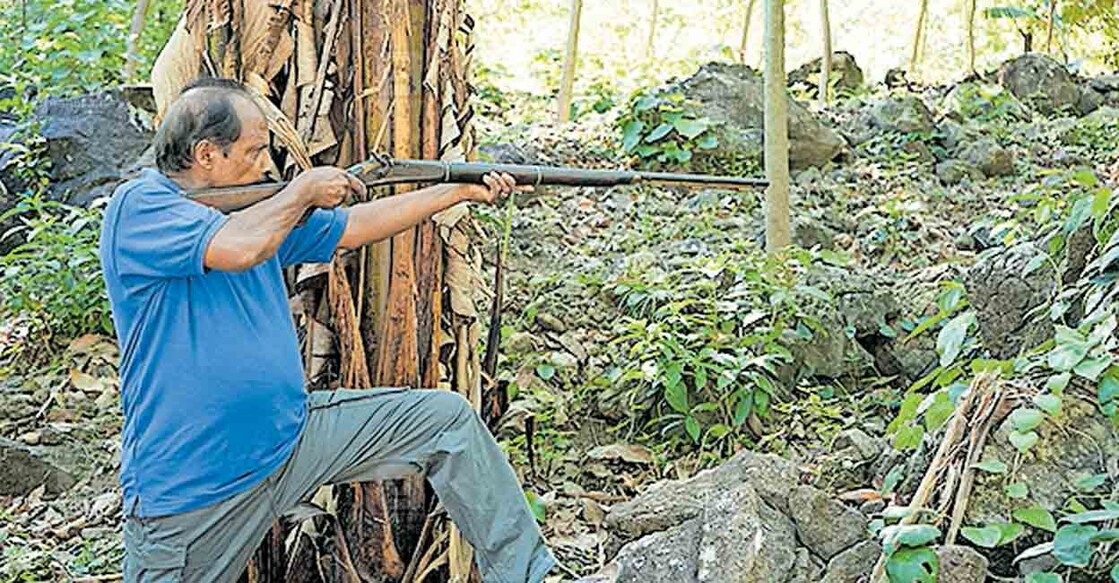 വിളക്കുപാറ ഡാനിയൽ തോക്കുമായി.   
