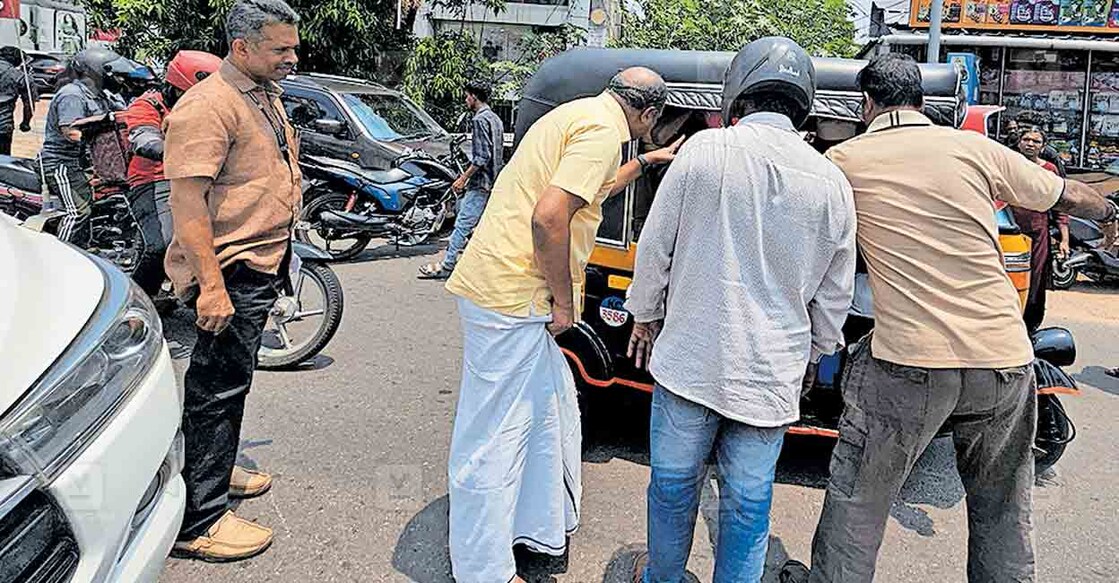 kollam-kn-balagopal-healping അപകടത്തിൽപ്പെട്ട യുവതികളെ മന്ത്രി കെ.എൻ.ബാലഗോപാലിന്റെ നേതൃത്വത്തിൽ അപകട സ്ഥലത്തു നിന്നു ജില്ലാ ആശുപത്രിയിലേക്ക് ഓട്ടോറിക്ഷയിൽ മാറ്റുന്നു.