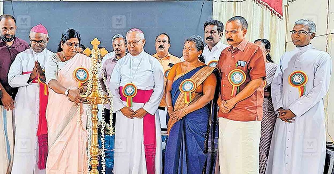 kollam-punaloor-minister-chinjurani
പുനലൂർ സെന്റ് ജോൺസ് എൽപി സ്കൂളിന്റെ ശതാബ്ദി ആഘോഷം മന്ത്രി ജെ.ചിഞ്ചുറാണി ഉദ്ഘാടനം ചെയ്യുന്നു.