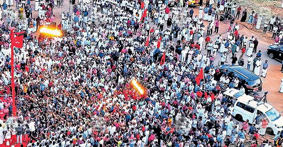 സിപിഎം സംസ്ഥാന സമ്മേളനത്തിന്റെ ദീപശിഖ–കൊടിമര ജാഥകൾ സംഗമിച്ച ആശ്രാമം മൈതാനത്ത് പതാക ഉയർത്തുന്നതിന്റെ ആകാശദൃശ്യം.  
