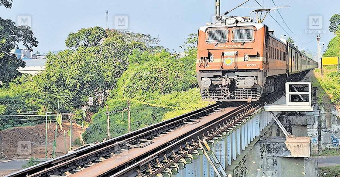 
 കൊല്ലം–ചെങ്കോട്ട പാതയിൽ പുനലൂർ കല്ലടപ്പാലം വഴി കടന്നുപോകുന്ന ട്രെയിൻ.  
