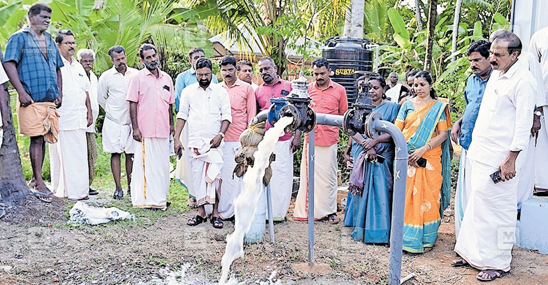 പടിഞ്ഞാറേകല്ലട പഞ്ചായത്ത് 12–ാം വാർഡിലെ തെങ്ങുംതറ ശുദ്ധജല പദ്ധതി പഞ്ചായത്ത് പ്രസിഡന്റ് സി.ഉണ്ണിക്കൃഷ്ണൻ ഉദ്ഘാടനം ചെയ്യുന്നു.