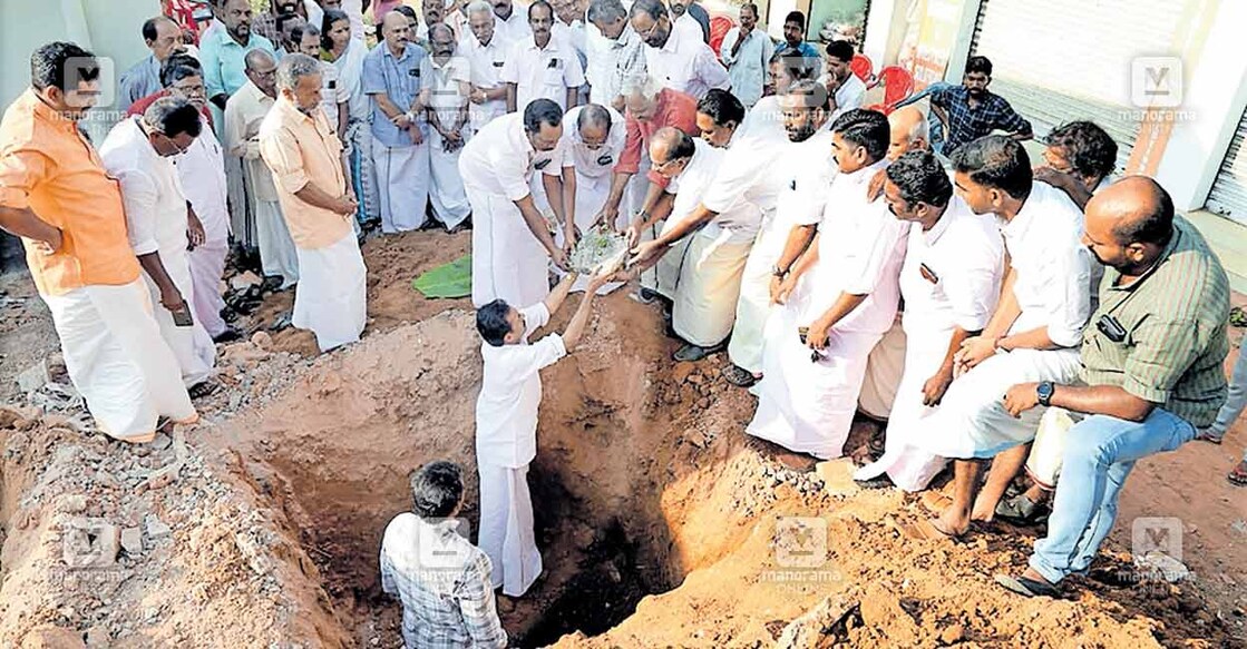 കോൺഗ്രസ് ശൂരനാട് തെക്ക് മണ്ഡലം കമ്മിറ്റി ഓഫിസിന്റെ ശിലയിടൽ കെപിസിസി രാഷ്ട്രീയകാര്യ സമിതിയംഗം ശൂരനാട് രാജശേഖരൻ കഴിഞ്ഞ ഫെബ്രുവരിയിൽ നിർവഹിച്ചപ്പോൾ. (ഫയൽ ചിത്രം)  