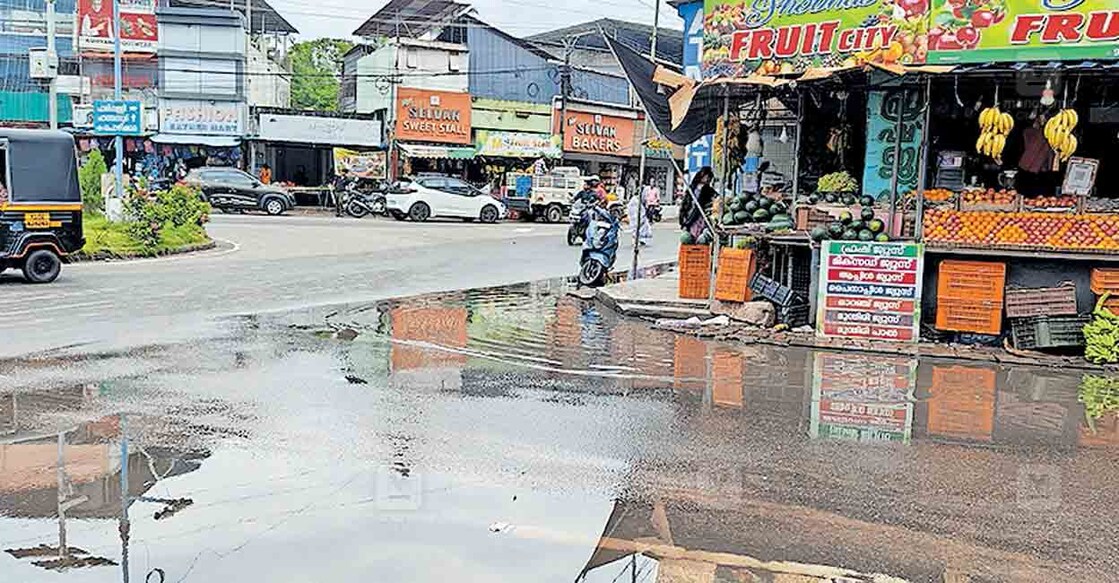 പരവൂർ ജംക‍്ഷനിലെ വെള്ളക്കെട്ട്.  