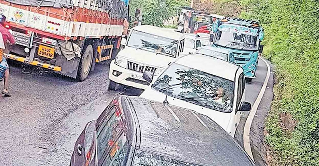 തമിഴ്നാട് പുളിയറ എസ് വളവിലെ ഗതാഗതക്കുരുക്കിൽ അകപ്പെട്ട 
വാഹനങ്ങളുടെ നിര 3 കിലോമീറ്റർ കടന്ന് ആര്യങ്കാവ് വരെ 
നീണ്ടപ്പോൾ.  

