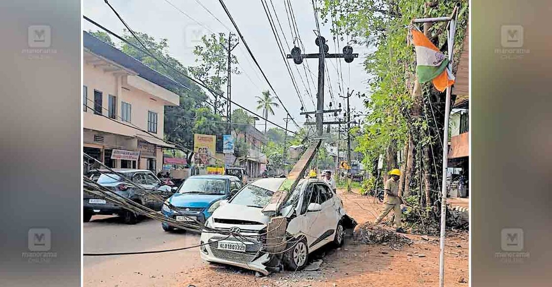 തഴുത്തല വൈദ്യശാല മുക്കിൽ അപകടത്തിൽപ്പെട്ട കാർ.  