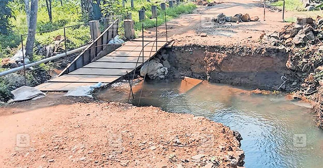 പത്തനനാപുരം – പുന്നല– കറവൂർ–റോഡിൽ പടയണിപ്പാറ ഭാഗത്ത് കലുങ്കിന് വേണ്ടി കുഴിയെടുത്ത നിലയിൽ. ഇരു ഭാഗത്തേക്കും കാൽനടയാത്രക്കാർക്കായി താൽക്കാലിക പാലം സ്ഥാപിച്ചതും കാണാം.  
