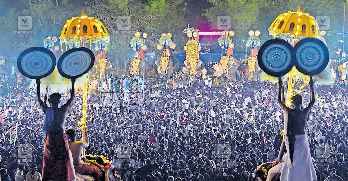 വർണക്കുടമാറ്റം..ആശ്രാമം ശ്രീകൃഷ്ണസ്വാമി ക്ഷേത്രത്തിലെ ഉത്സവത്തോട് അനുബന്ധിച്ചു നടത്തിയ കൊല്ലം പൂരത്തിൽ ആശ്രാമം മൈതാനത്ത് പുതിയകാവ് ഭഗവതിയും താമരക്കുളം മഹാഗണപതിയും മുഖാമുഖം അണിനിരന്നു നടത്തിയ കുടമാറ്റം. ചിത്രം: അരവിന്ദ് വേണുഗോപാൽ/ മനോരമ
