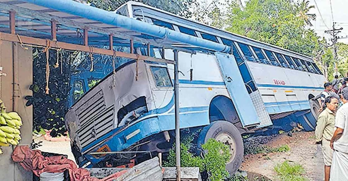 thevalakara-bus-accident തേവലക്കര അരിനല്ലൂർ ഗുരുമന്ദിരം ജംക്ഷനു സമീപം സൈക്കിളിൽ ഇടിച്ചു നിയന്ത്രണം വിട്ട കെഎസ്ആർടിസി വേണാട് ബസ് വൈദ്യുതത്തൂൺ തകർത്ത് കടയിലേക്ക് ഇടിച്ചു കയറിയ നിലയിൽ.