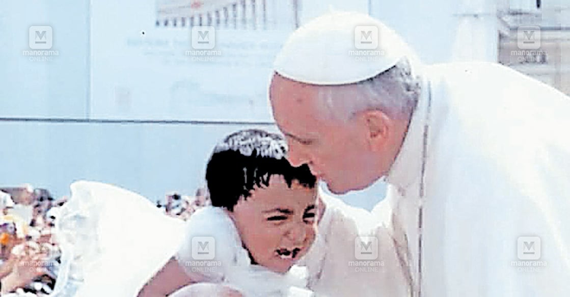 kollam-pope-francics 2012 ൽ വത്തിക്കാനിലെ സെന്റ് പീറ്റേഴ്സ് ചത്വരത്തിൽ വച്ചു ഫ്രാൻസിസ് മാർപാപ്പ എലേനെയെ ചുംബിക്കുന്നു.