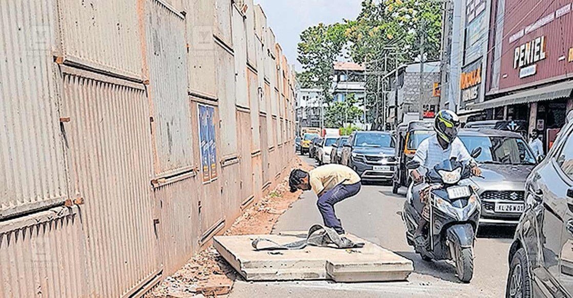 chathannoor-overpass-accident ദേശീയപാതയിൽ ചാത്തന്നൂർ ജംക്ഷനിൽ മേൽപാത നിർമാണത്തിനിടെ കോൺക്രീറ്റ് സ്ലാബ് സർവീസ് റോഡിൽ വീണ നിലയിൽ.