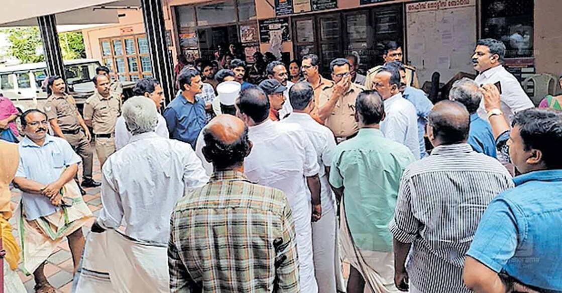 poultry-farm-protest ചിതറ കിഴക്കുംഭാഗത്തെ കോഴി ഫാം അടച്ചുപൂട്ടുന്നതിന് നടപടി സ്വീകരിക്കാത്തതിൽ പ്രതിഷേധച്ച് എത്തിയവർ.