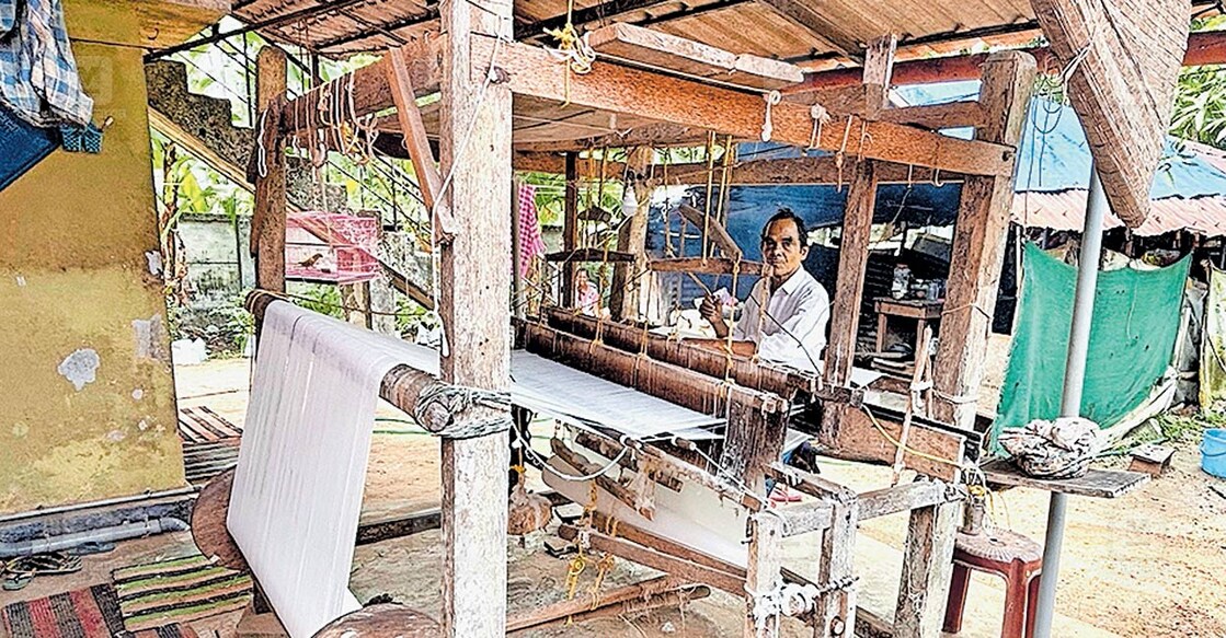 karunagappally-handloom-workers-unpaid-wages തറിയിൽ തുണി നെയ്യുന്ന തുണ്ടിൽ സുധാകരൻ.