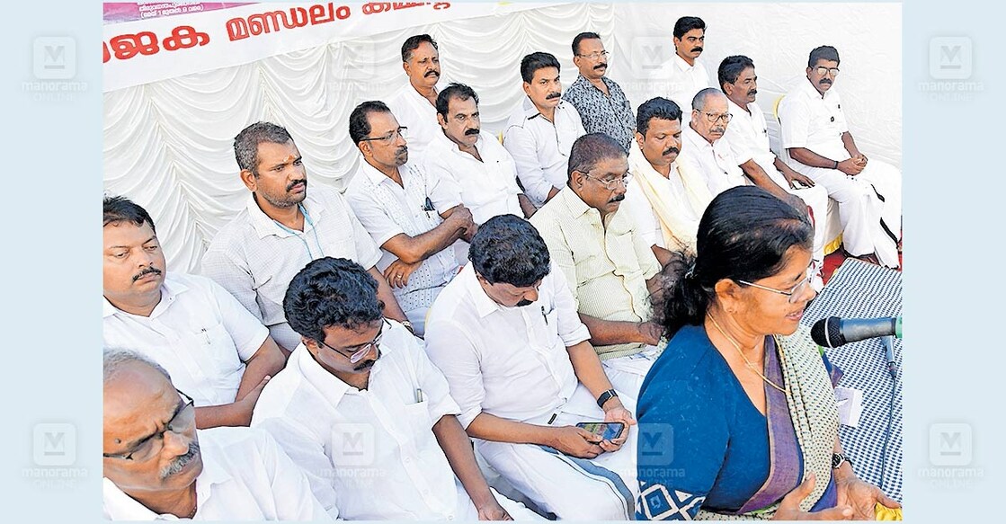 kollam-sand-mining-protest കടലവകാശം കടലിന്റെ മക്കൾക്ക് എന്ന സന്ദേശവുമായി യൂത്ത്ഫ്രണ്ട് (എം) സംസ്ഥാന പ്രസിഡന്റ് സിറിയക് ചാഴികാടൻ നയിക്കുന്ന തീരദേശ യാത്രയ്ക്കു കൊല്ലം പോർട്ടിൽ നൽകിയ സ്വീകരണം നൽകിയ മുൻമന്ത്രി ജെ.മേഴ്സിക്കുട്ടിയമ്മ ഉദ്ഘാടനം ചെയ്യുന്നു. ബെന്നി കക്കാട്, വഴുതാനത്ത് ബാലചന്ദ്രൻ, ജാഥ ക്യാപ്റ്റൻ സിറിയക് ചാഴികാടൻ, അറയ്ക്കൽ ബാലകൃഷ്ണപിള്ള, എ. ഇക്ബാൽകുട്ടി എന്നിവർ സമീപം.
ചിത്രം: മനോരമ