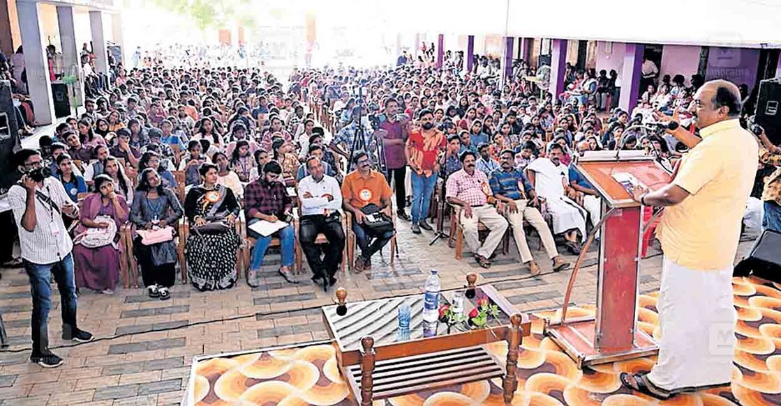 kollam-kn-balagopal കൊട്ടാരക്കര ഗവൺമെന്റ് ഹയർ സെക്കൻഡറി സ്കൂളിൽ നടന്ന കോൺക്ലേവ് -ഡിസയർ 2025ന്റെ ഉദ്ഘാടനം മന്ത്രി കെ.എൻ. ബാലഗോപാൽ നിർവഹിക്കുന്നു.