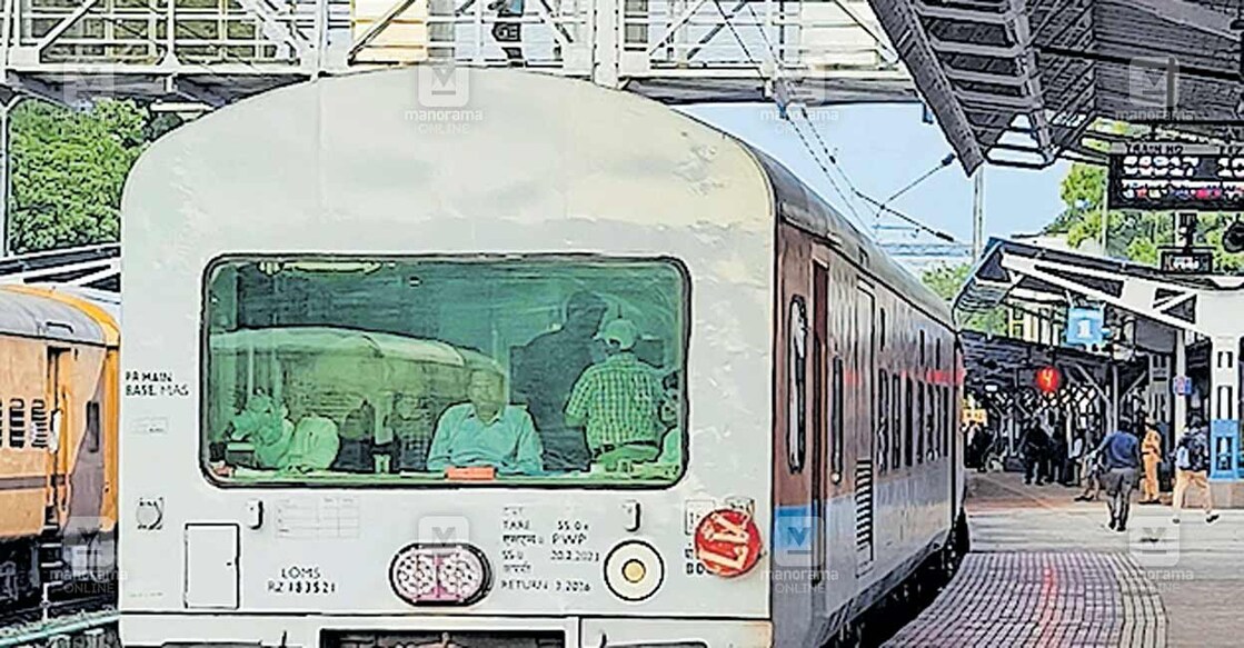 kollam-railway-station-inspection ദക്ഷിണ റെയിൽവേ ജനറൽ മാനേജർ ആർ.കെ.സിങ്ങിന്റെ നേതൃത്വത്തിലുള്ള സംഘം കൊല്ലം – ചെങ്കോട്ട പാതയിൽ സ്പെഷ്യൽ ട്രെയിനിനു പിന്നിൽ ഘടിപ്പിച്ച റിയർ വിൻഡോ ഇൻസ്പെക്ഷൻ കോച്ചിലെത്തി പരിശോധന നടത്തിയപ്പോൾ.