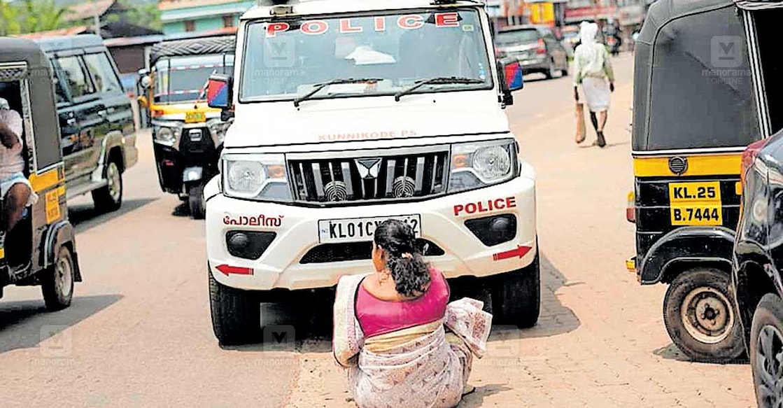 Asha-biju കലക്ടർ കയറിയ പോലീസ് ജീപ്പ് ഒറ്റയ്ക്ക് തടയുന്ന മഹിളാ കോൺഗ്രസ് ജില്ലാ സെക്രട്ടറി ആശ ബിജു