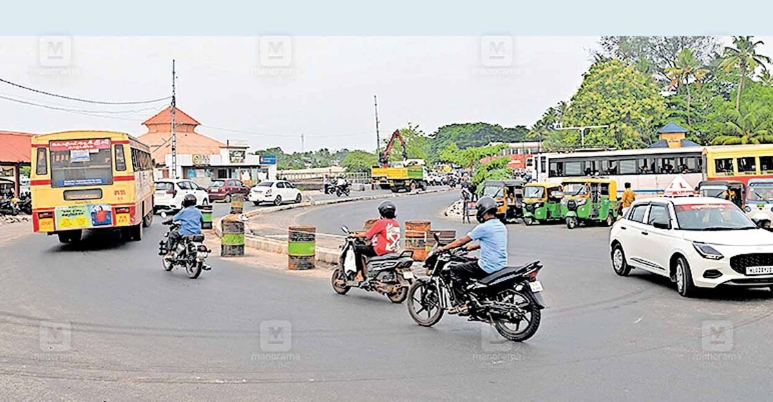 near-krtc-road ജംക്ഷൻ വികസനം നടക്കാത്ത കെഎസ്ആർടിസി സ്റ്റാൻഡിന് മുൻവശം. ചിത്രം: മനോരമ