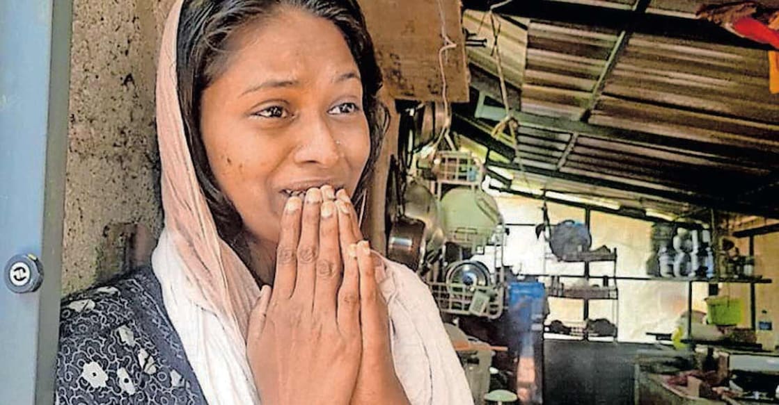niya-faisal-pathanapuram-tragedy നിയ ഫൈസലിന്റെ മൃതദേഹം കബറടക്കാൻ കൊണ്ടു പോയപ്പോൾ വിളക്കുടിയിലെ വീട്ടിൽ കണ്ണീരോടെ നിൽക്കുന്ന ഉമ്മ ഹബീറ.