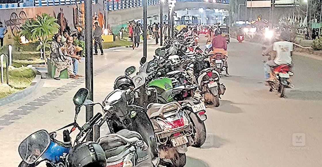 parking-problem വി–പാർക്കിലെത്തിയ സന്ദർശകരുടെ വാഹനങ്ങൾ റോഡരികിൽ പാർക്ക് ചെയ്തിരിക്കുന്നു.