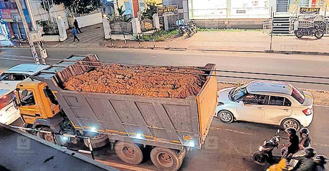 kottarakkara-lorry മേൽമൂടിയില്ലാതെ മണ്ണുമായി
രാത്രിയില് എംസി റോഡിലൂടെ
പോകുന്ന ലോറി.