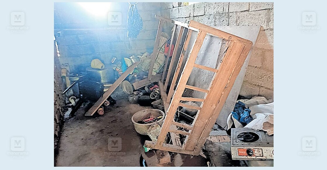 പടയണിപ്പാറ ശ്രീജിത്തിന്റെ വീട്ടിൽ അജ്ഞാതർ നടത്തിയ 
ആക്രമണത്തിൽ വീടിനുള്ളിലെ ഗൃഹോപകരണങ്ങൾ തകർത്ത 
നിലയിൽ.  