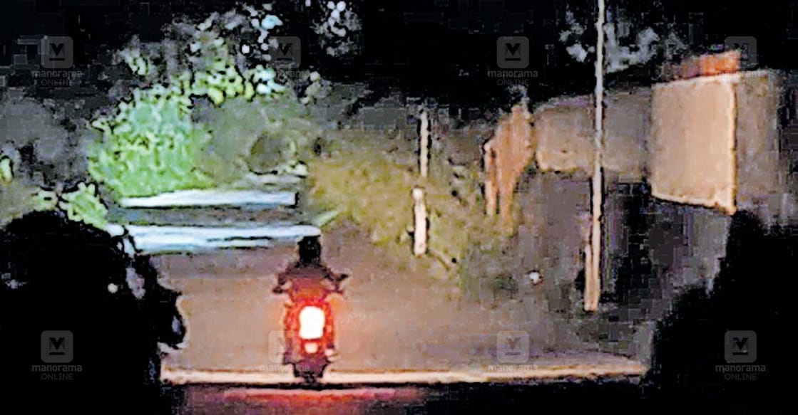 punalur-railway-station-lighting-safety പുനലൂർ റെയിൽവേ സ്റ്റേഷനിലേക്കുള്ള വെളിച്ചമില്ലാത്ത റോഡിലൂടെ രാത്രിയിൽ കടന്നുപോകുന്ന
ഇരുചക്ര വാഹനം.