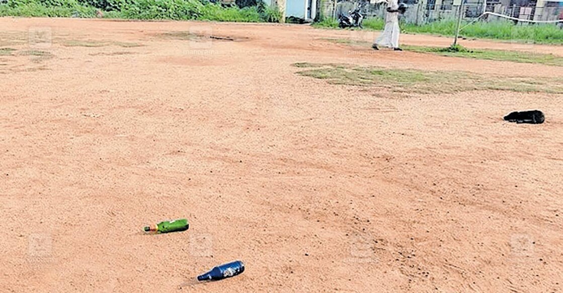 unsafe-panchayat-stadium-needs-repair കടയ്ക്കൽ പഞ്ചായത്ത് സ്റ്റേഡിയത്തിൽ ബീയർ കുപ്പികൾ
വലിച്ചെറിയപ്പെട്ട നിലയിൽ.