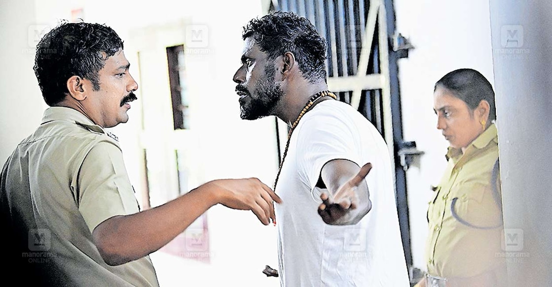 ns1-kollam-actor-vinayakan-arrest കൊല്ലം നഗരത്തിലെ ഹോട്ടലിൽ പ്രശ്നമുണ്ടാക്കിയതിനെ തുടർന്നു കസ്റ്റഡിയിലെടുത്ത നടൻ വിനായകൻ അഞ്ചാലുംമൂട് പൊലീസ് സ്റ്റേഷനിൽ വച്ചു പൊലീസ് ഉദ്യോഗസ്ഥരോട് കയർക്കുന്നു. ചിത്രം: റിങ്കുരാജ് മട്ടാഞ്ചേരിയിൽ∙ മനോരമ