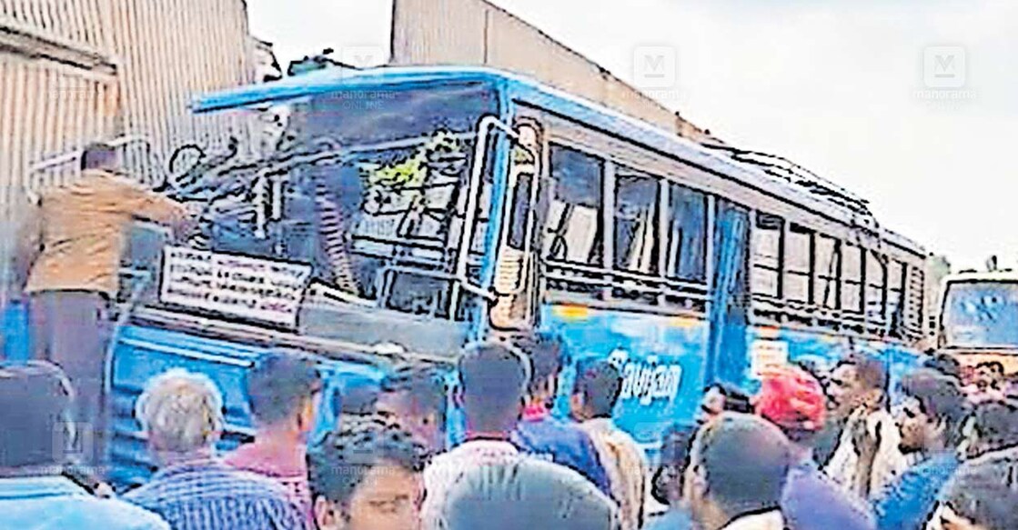 ns2-parippally-bus-jcb-accident പാരിപ്പള്ളി മുക്കടയിൽ ജെസിബിയുടെ ബക്കറ്റ് തട്ടി സ്വകാര്യബസ് അപകടത്തിൽപെട്ടപ്പോൾ.