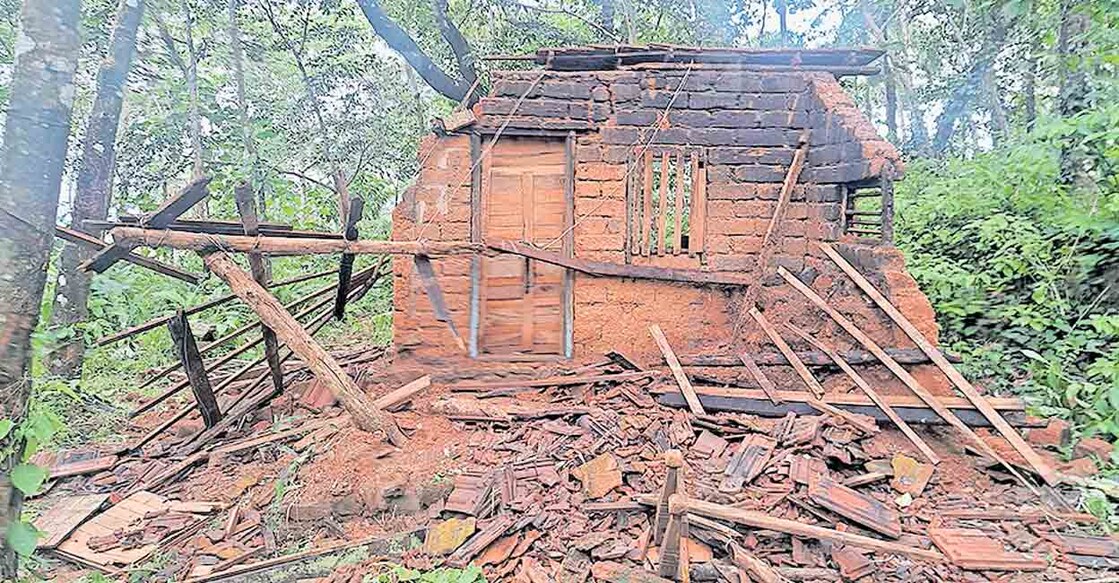 mankode-wild-elephant-attack മാങ്കോട് സ്വദേശി മുഹമ്മദ് കുഞ്ഞിന്റെ ഉടമസ്ഥതയിലുള്ള തട്ടാക്കുടിയിലെ പുരയിടത്തിലെ വീട് കാട്ടാനക്കൂട്ടം തകർത്ത നിലയിൽ