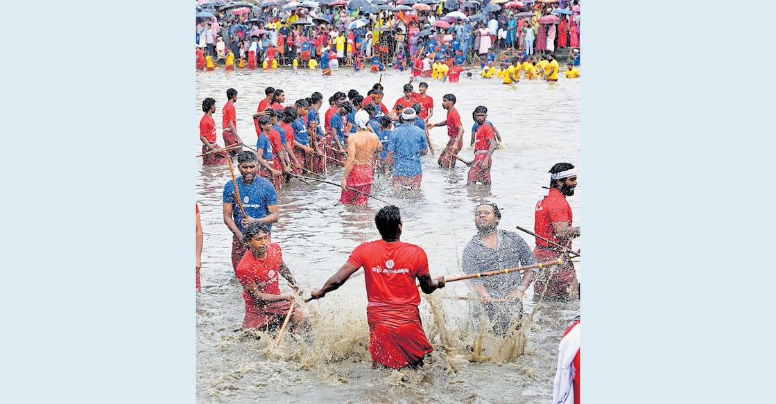 ochira-kali ഓച്ചിറക്കളിയോട് അനുബന്ധിച്ച് പടനിലത്തെ എട്ടുകണ്ടത്തിൽ യോദ്ധാക്കൾ നടത്തിയ പ്രകടനം. ചിത്രം/മനോരമ