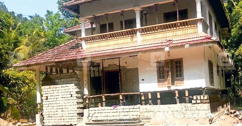 പുലിയന്നൂർ നാലൊന്നിൽ സോണി രാജേഷിന്റെ വീട് ഉയർത്തി ജാക്കി വച്ചിരിക്കുന്നു. പുലിയന്നൂർ നാലൊന്നിൽ സോണി രാജേഷിന്റെ വീട് ഉയർത്തി ജാക്കി വച്ചിരിക്കുന്നു.