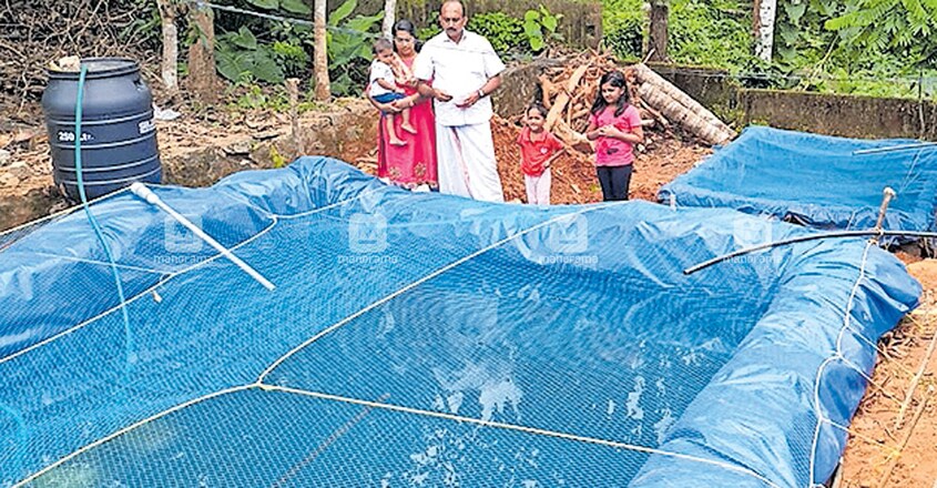 ലിജോ അഗസ്റ്റിൻ ഭാര്യ ജോസ്ന മക്കളായ ഇവാന, അഗസ്റ്റസ്, ഓസ്റ്റിൻ എന്നിവരോടൊപ്പം മീൻ കുളങ്ങൾക്ക് സമീപം ലിജോ അഗസ്റ്റിൻ ഭാര്യ ജോസ്ന മക്കളായ ഇവാന, അഗസ്റ്റസ്, ഓസ്റ്റിൻ എന്നിവരോടൊപ്പം മീൻ കുളങ്ങൾക്ക് സമീപം