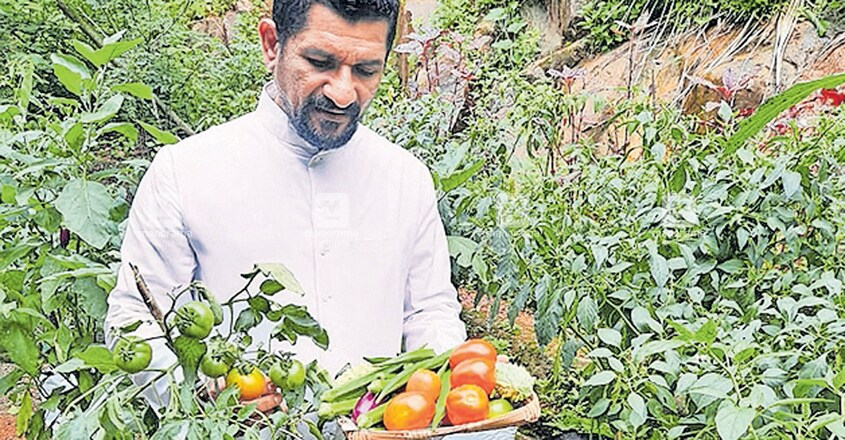 ഫാ.കുര്യാക്കോസ് കടവുംഭാഗം കൃഷിയിടത്തിൽ. ഫാ.കുര്യാക്കോസ് കടവുംഭാഗം കൃഷിയിടത്തിൽ.