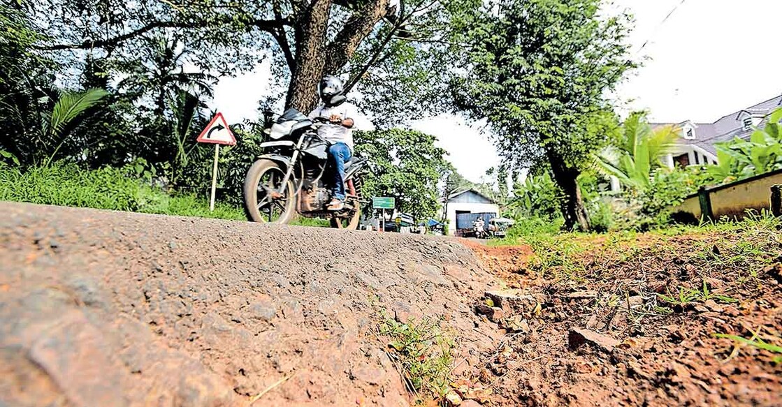 ചിങ്ങവനം – പാക്കിൽ റോഡിൽ ഇല്ലിമൂട് കവലയ്ക്കു സമീപത്ത് റോഡരികിൽ രൂപപ്പെട്ട അപകടക്കുഴി.
ചിത്രം: മനോരമ
