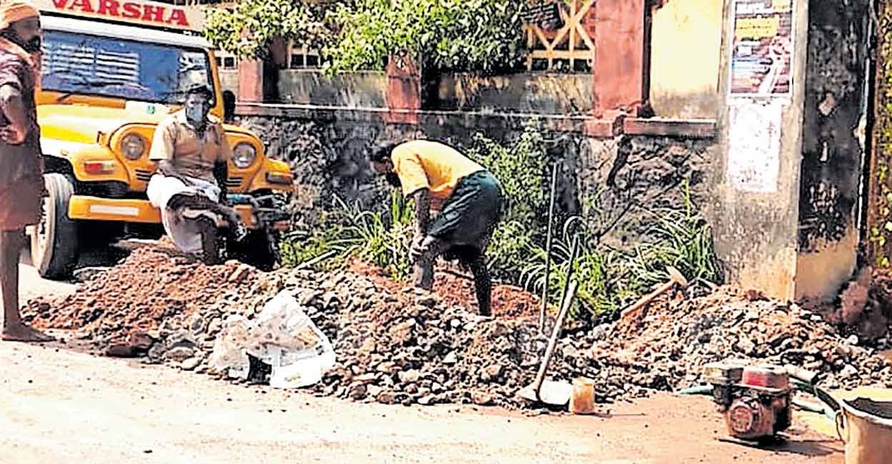 ചെങ്ങളത്തെ പൊട്ടിയ കുടിവെള്ള പൈപ്പ് നന്നാക്കി