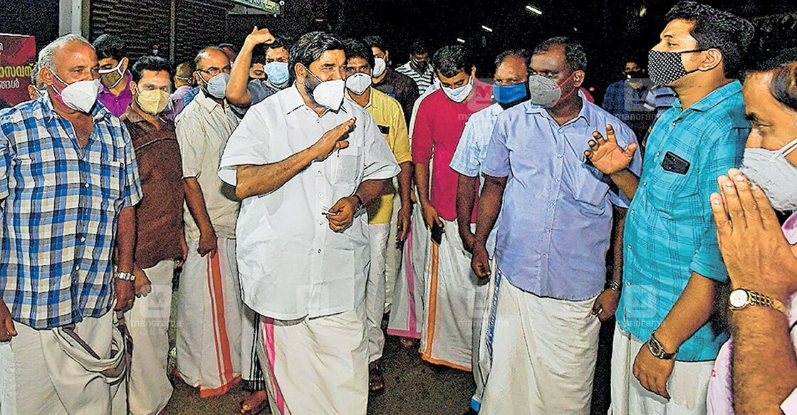 kottayam-pambady-mal-vn-vasavan മന്ത്രി പ്രഖ്യാപനത്തിനു ശേഷം ഇന്നലെ രാത്രിയോടെ പാമ്പാടിയിലെ പാർട്ടി ഓഫിസിൽ എത്തിയ നിയുക്ത മന്ത്രി വി.എൻ. വാസവനെ പാർട്ടി പ്രവർത്തകർ ചേർന്ന് സ്വീകരിച്ചപ്പോൾ.